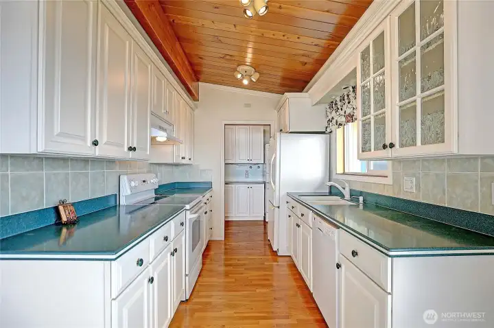 Open, Bright Kitchen w/ Hardwood Floors~
