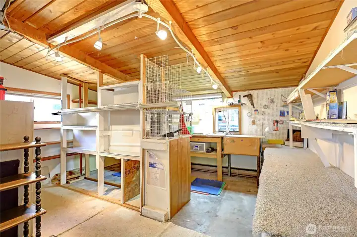 Inside Shop Space, also with views, full power including 220V Outlet~
