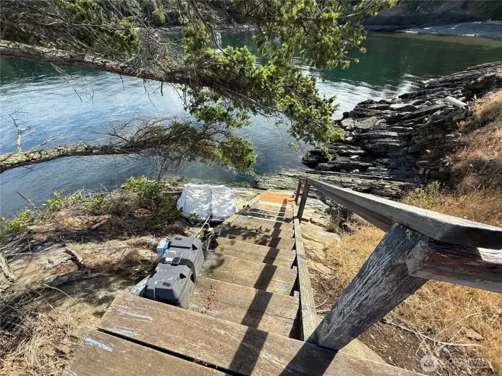 Dinghy, winch, stairs to access. Dinghy, winch, stairs to access.