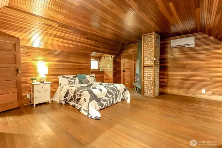 Upstairs Bedroom w/Mini Split