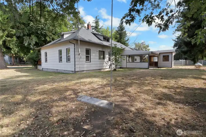 Spacious Back Yard