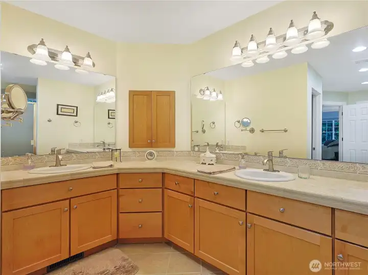 His and hers sinks in the primary bath!