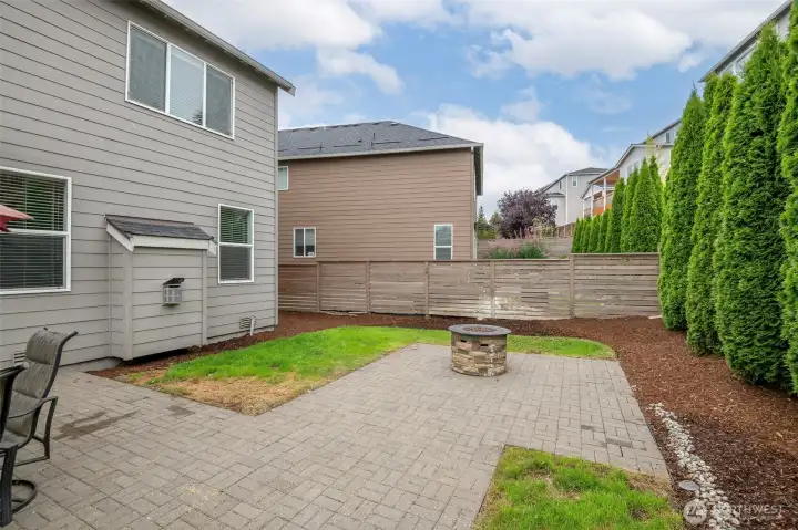 Firepit and plenty of room to entertain. Firepit and plenty of room to entertain.