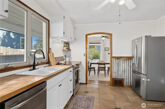 All newer appliances in the kitchen.