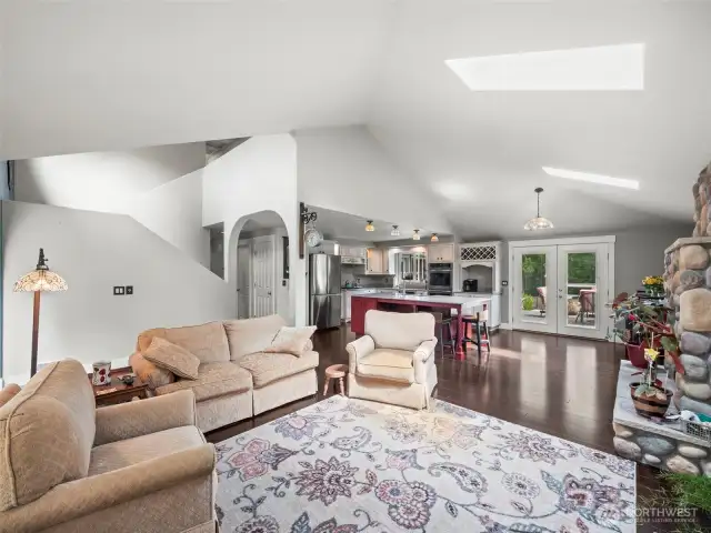 Open concept and vaulted ceilings!
