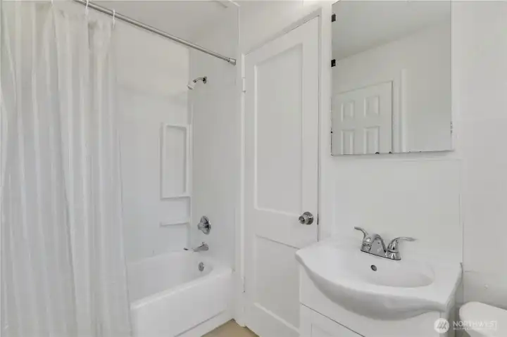 Cottage Full Bathroom