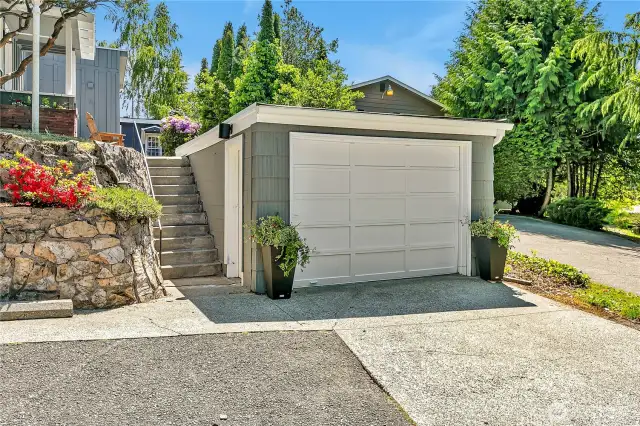 Detached 1 car garage.