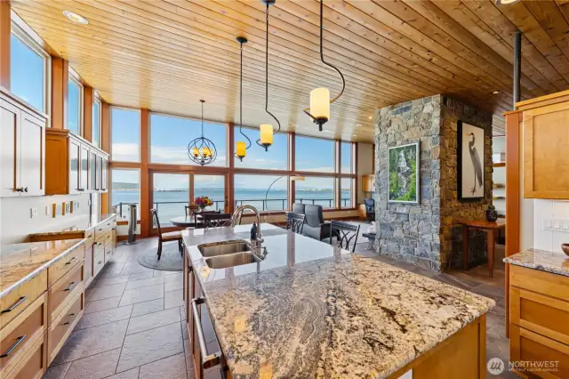 King-sized island in the open kitchen is perfect for informal gathering and conversation. Enjoy cooking in the kitchen while still being part of the party with an open living design.