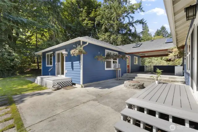 Opposite direction, main home on the right and 2nd home on the left.