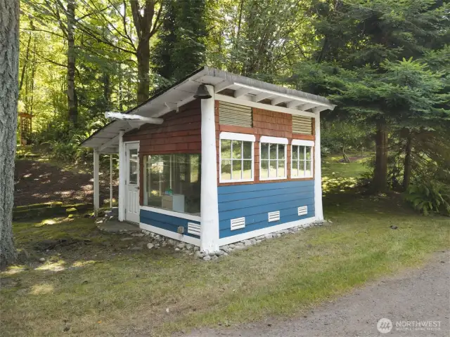 HUGE potting shed orrrrr studio?!?!