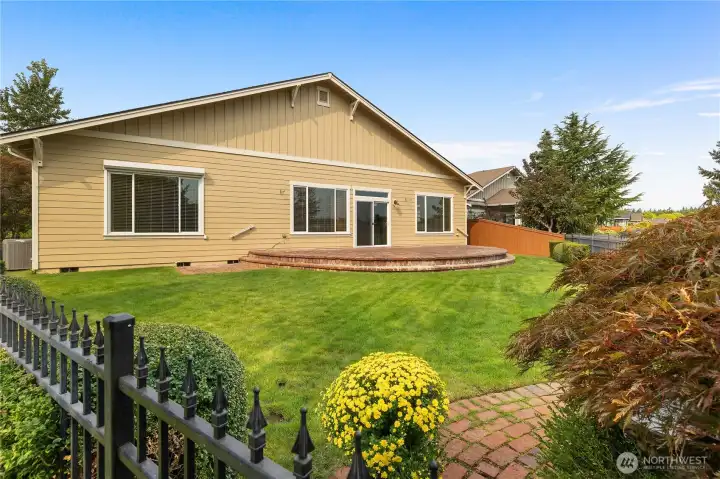 Very PRIVATE corner lot on the 7th Fairway in Jubilee 55+ community.