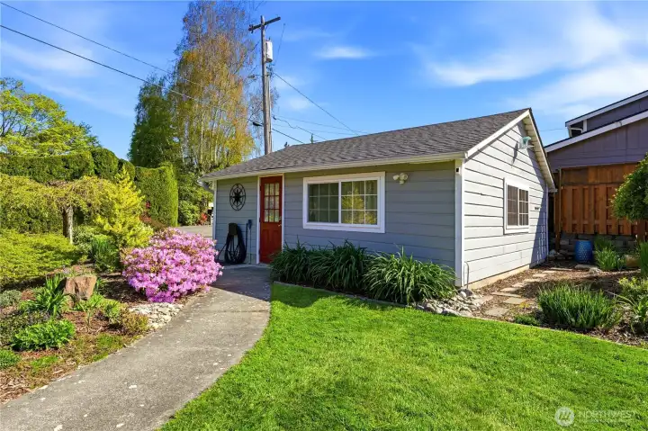 Nice garden shed in the backyard.