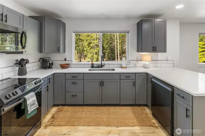 Who wouldn't want to prepare amazing meals in this kitchen. It is like brand new!