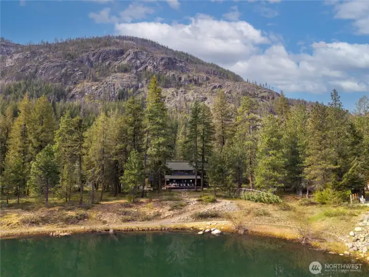 Sited right on Freestone Lake, a majestic Cascade Mountain setting. Popular legal nightly rental.