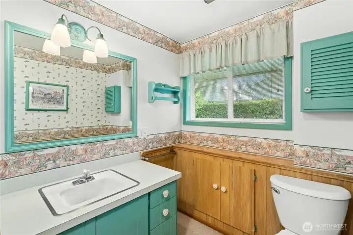 Full bath in the hallway leading to the kitchen.