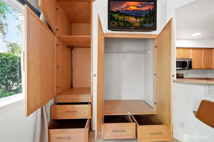 Abundant Storage Built In! Abundant Storage Built In!