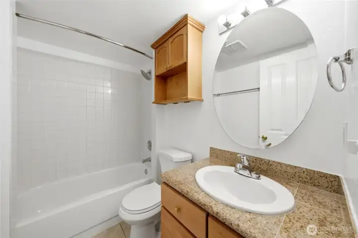Full Bathroom w/ Tub Full Bathroom w/ Tub