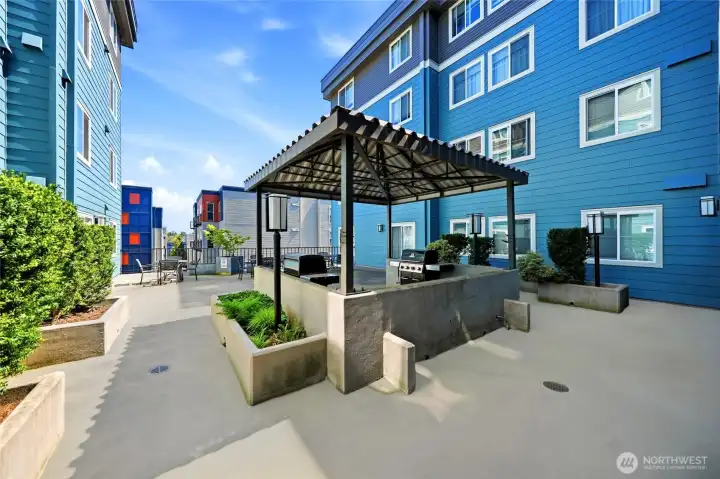 Courtyard w/ Bistro Tables & Grills Courtyard w/ Bistro Tables & Grills
