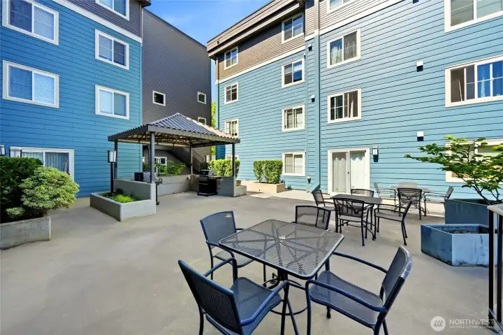 Courtyard w/ Bistro Tables & Grills Courtyard w/ Bistro Tables & Grills