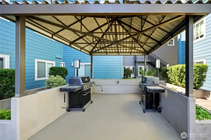 Courtyard w/ Bistro Tables & Grills Courtyard w/ Bistro Tables & Grills