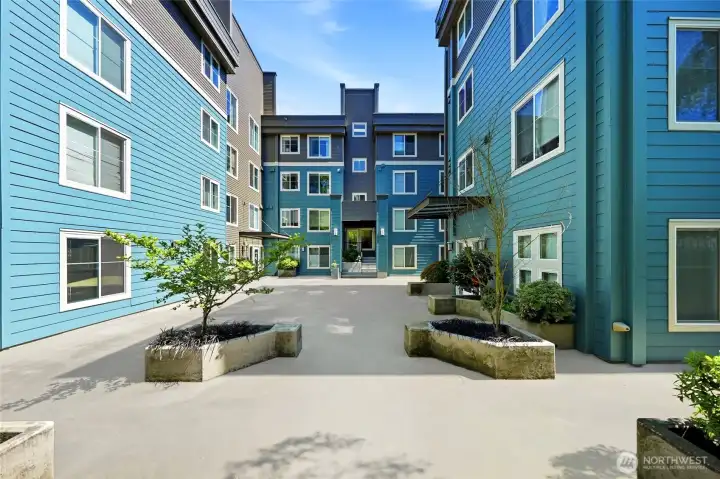 Courtyard w/ Bistro Tables & Grills Courtyard w/ Bistro Tables & Grills