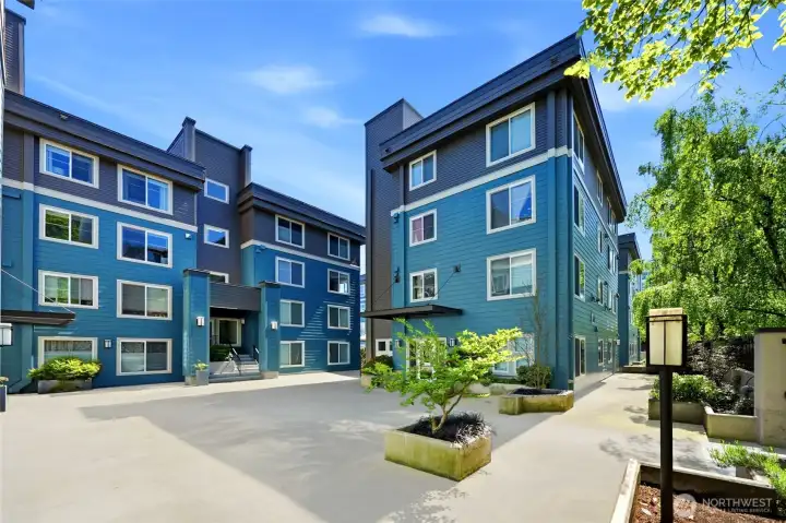 Courtyard w/ Bistro Tables & Grills Courtyard w/ Bistro Tables & Grills