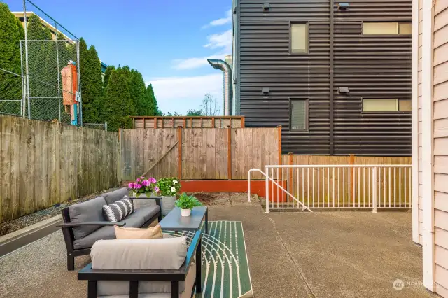 Plenty of space to use as you wish! Outdoor sofa? Big table? BBQ? Very rare in Ballard!