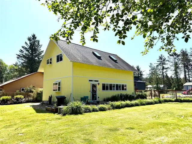 Come live just 5 minutes walking to the Pacific!
