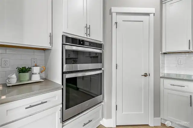 Double oven, spacious pantry and cozy coffee nook!