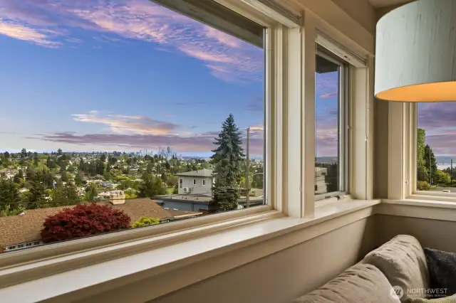 Walls of windows let the views pour in and take center stage.