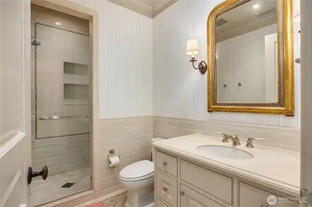 The en-suite bathroom for that bedroom.
