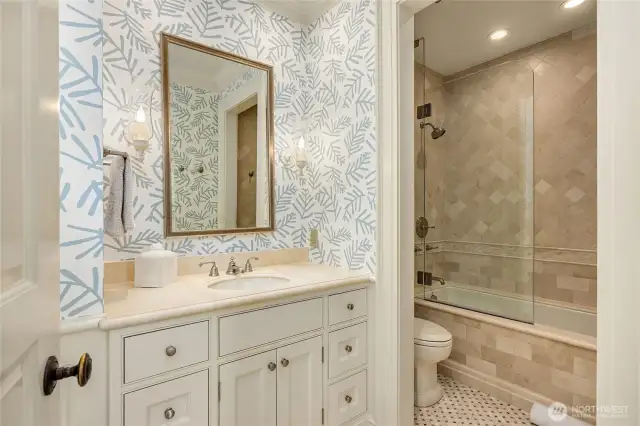 The en-suite bathoom for that bedroom.