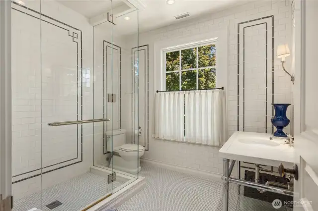 The en-suite bathroom for that bedroom.
