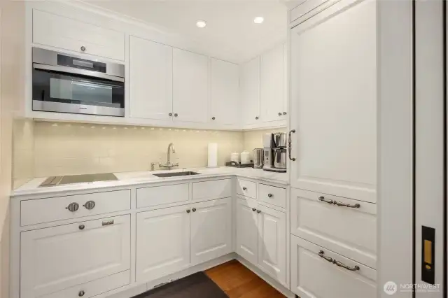 There is a kitchen in the guest suite.