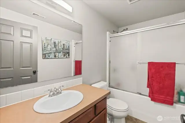 Upstairs Full Bathroom