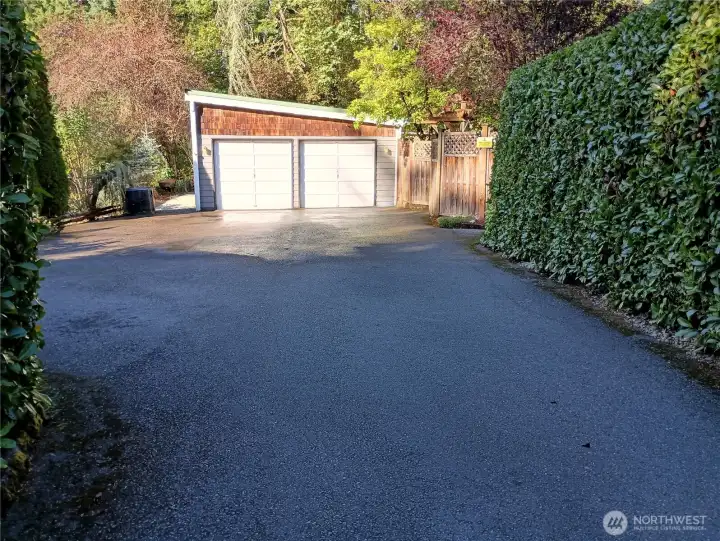 Detached garage/shop.