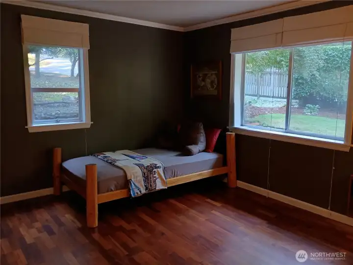 Large secondary bedroom.