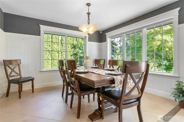 Large dinning area for entertaining.