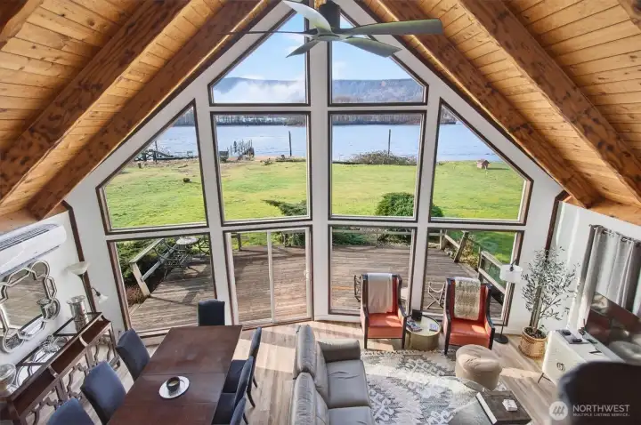 Living room looking out to the dock and Columbia River.