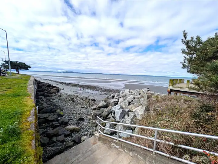 Beach access just across the street at Luna Park.