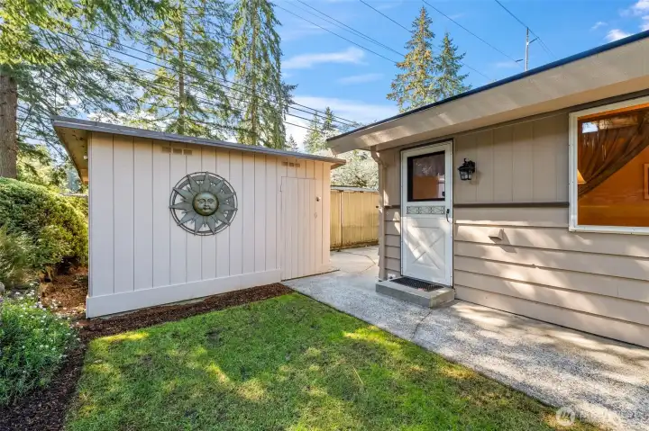 Outbuilding and greenhouse for your outdoor hobbies.