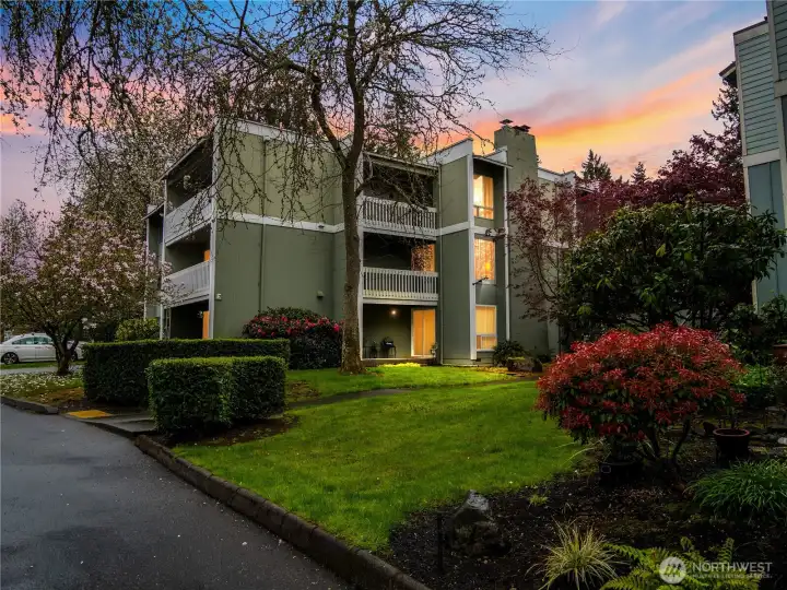 Welcome home to the Oakbroook Country Club Condos in Lakewood.
