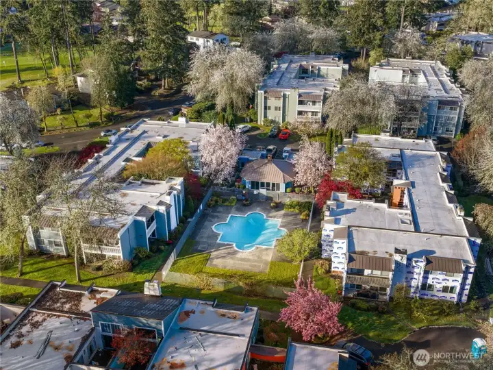 Welcome home to the Oakbroook Country Club Condos in Lakewood.