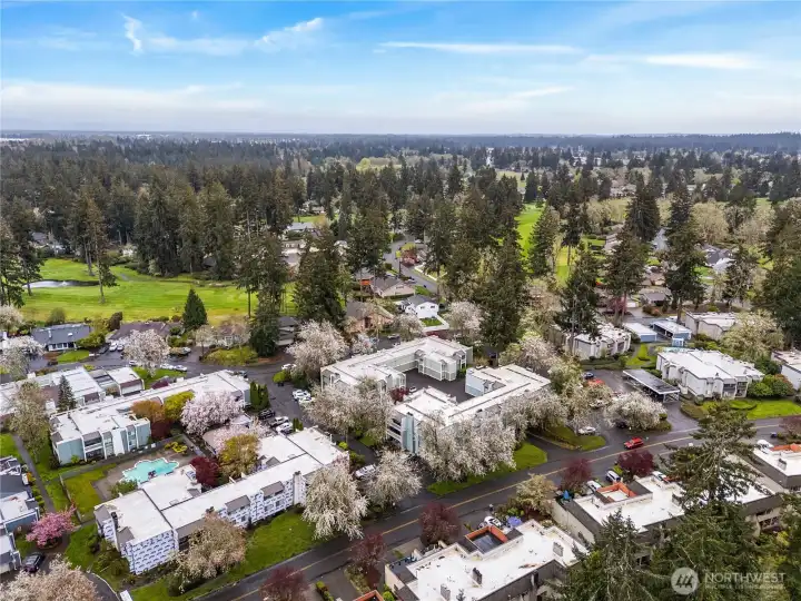 The Oakbrook Country Club Condos are located just a few minutes from Oakbrook Golfcourse