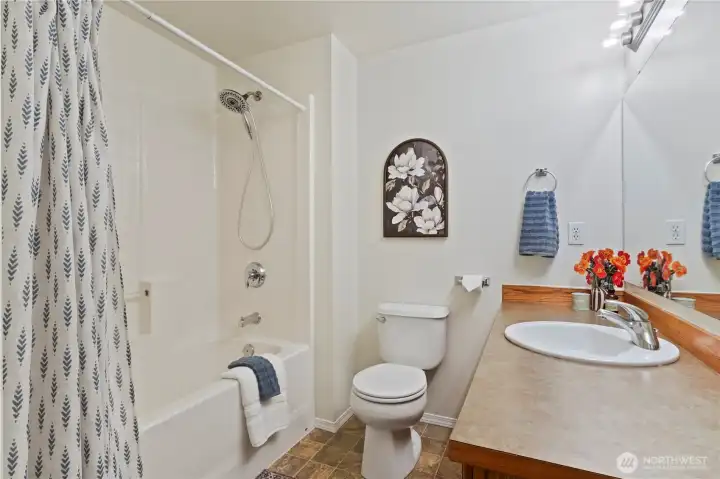 Full bathroom off the hallway