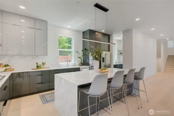 Beautiful finishes and natural lighting make this a great kitchen to cook in. Beautiful finishes and natural lighting make this a great kitchen to cook in.