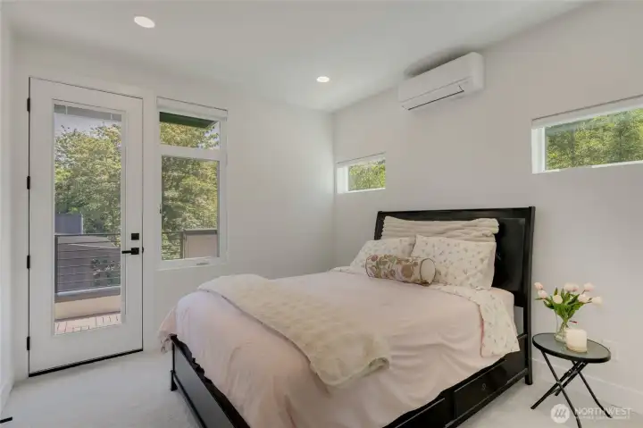 Bedroom 3 (UP)with access to deck. Its own moni split Bedroom 3 (UP)with access to deck. Its own moni split