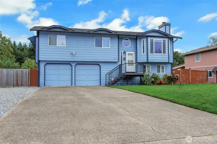 Long driveway with plenty of off street parking. Long driveway with plenty of off street parking.