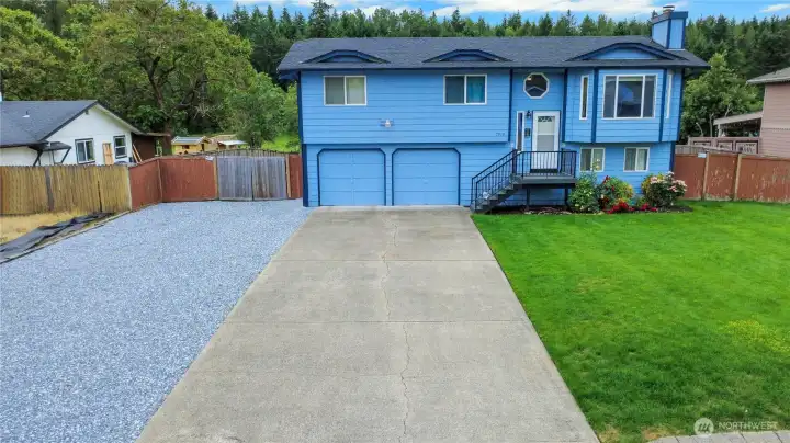 Front view showing newer roof. Front view showing newer roof.