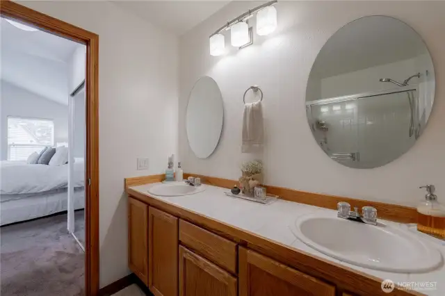 Primary bath with dual-sink